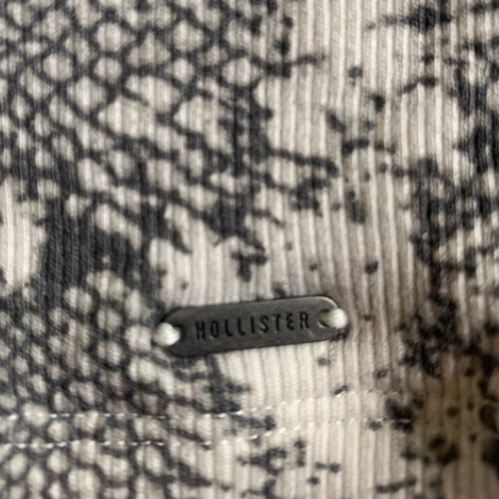 NWOT HOLLISTER SNAKESKIN TIE CROP TOP - Picture 9 of 10